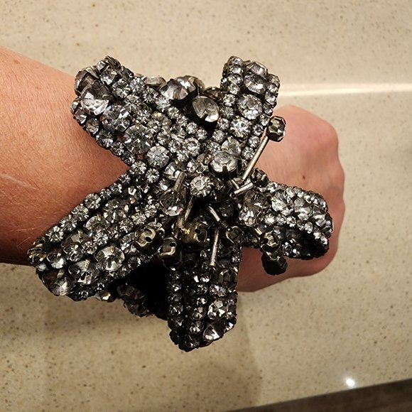 None Jewelry - Vintage black rhinestone flower snap on wrist corsage